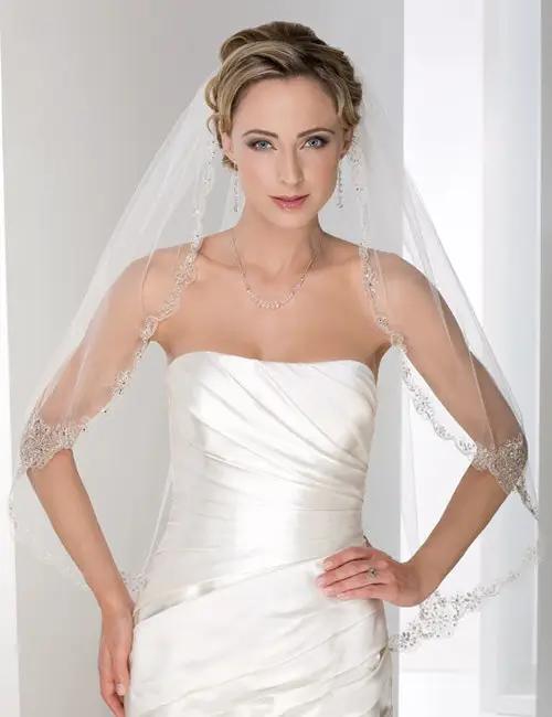 Choosing the Perfect Veil for Your Wedding Dress Image
